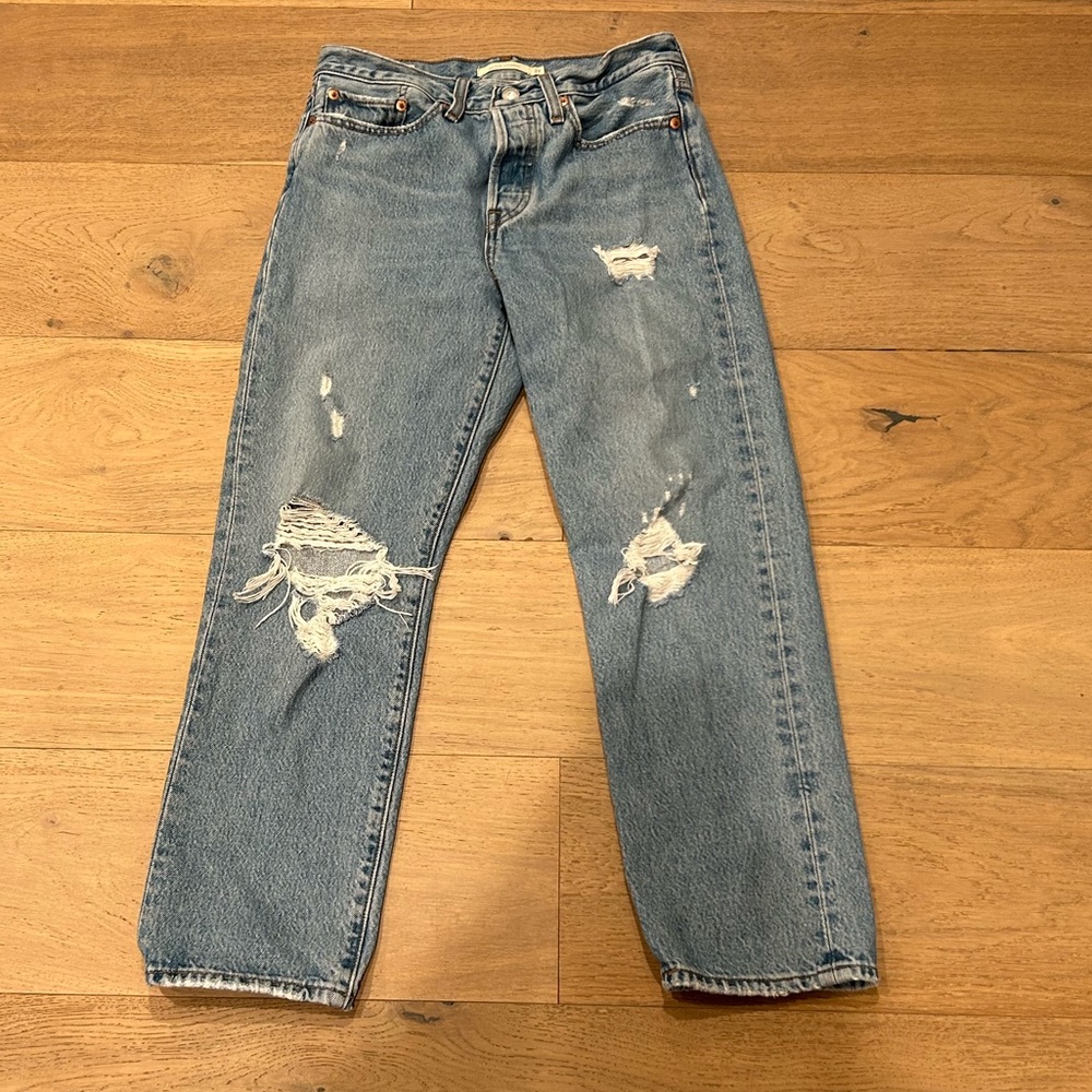 EUC Size 27 Wedgie straight distressed Levi’s.